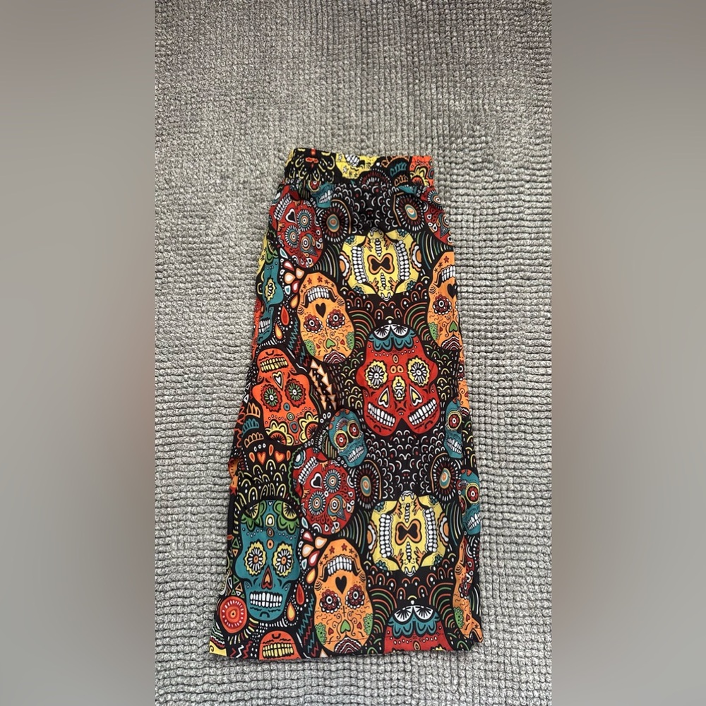 Colorful skull printed long shorts